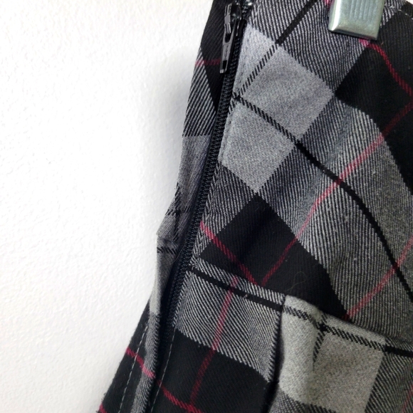 Size 4 mini kilt with shorts sewn inside. Skort. - Picture 4 of 6